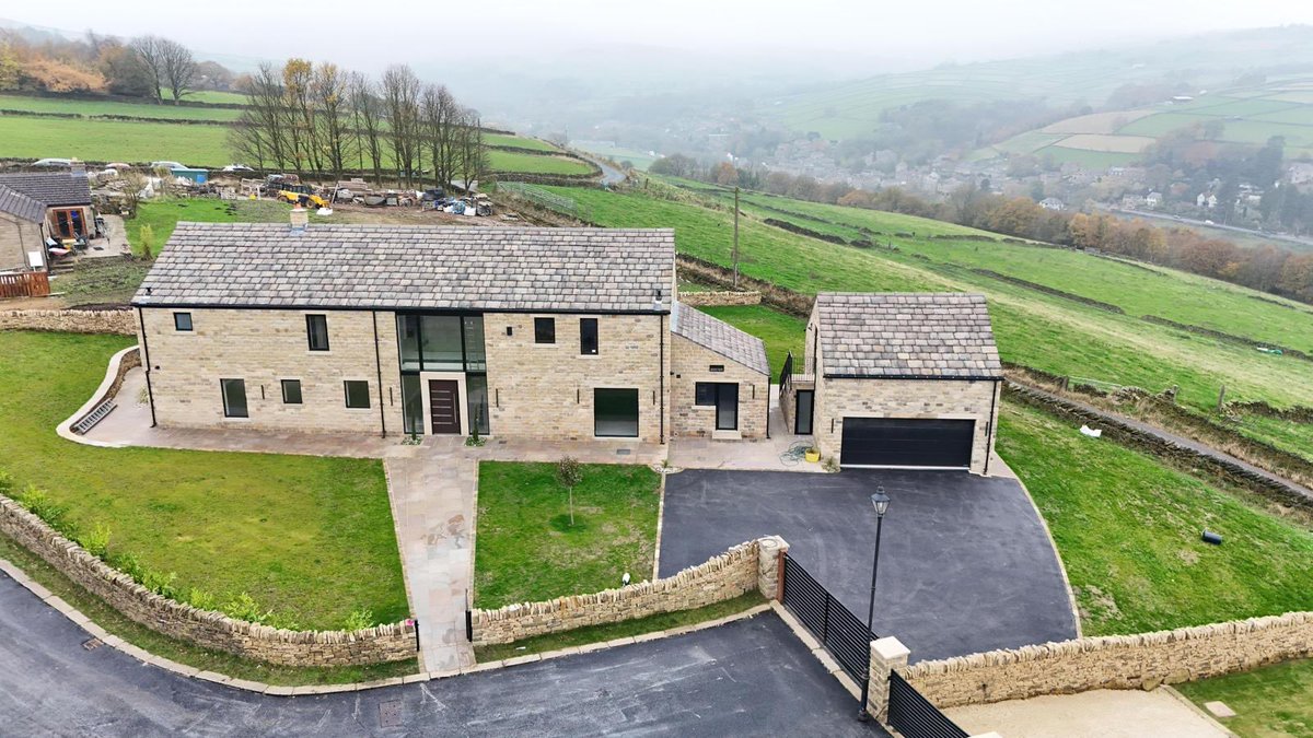 WakeMorley's tweet photo. A few completion photos kindly sent through from our client and developer for the final plot at Dunsley Farm, Holmfirth. 

We hope everyone enjoys there first Christmas in a very special setting. 

#WMA #architecture #newbuild #finished #complete #holmfirth #huddersfield https://t.co/Zt1J3W0mxH