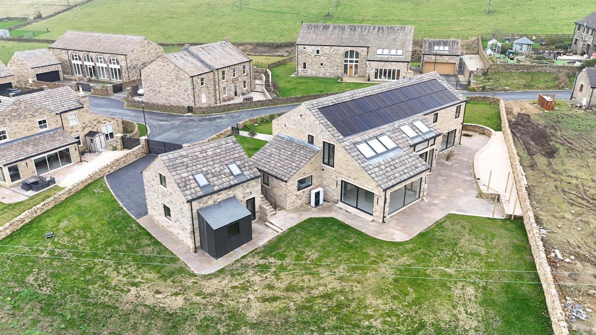 WakeMorley's tweet photo. A few completion photos kindly sent through from our client and developer for the final plot at Dunsley Farm, Holmfirth. 

We hope everyone enjoys there first Christmas in a very special setting. 

#WMA #architecture #newbuild #finished #complete #holmfirth #huddersfield https://t.co/Zt1J3W0mxH