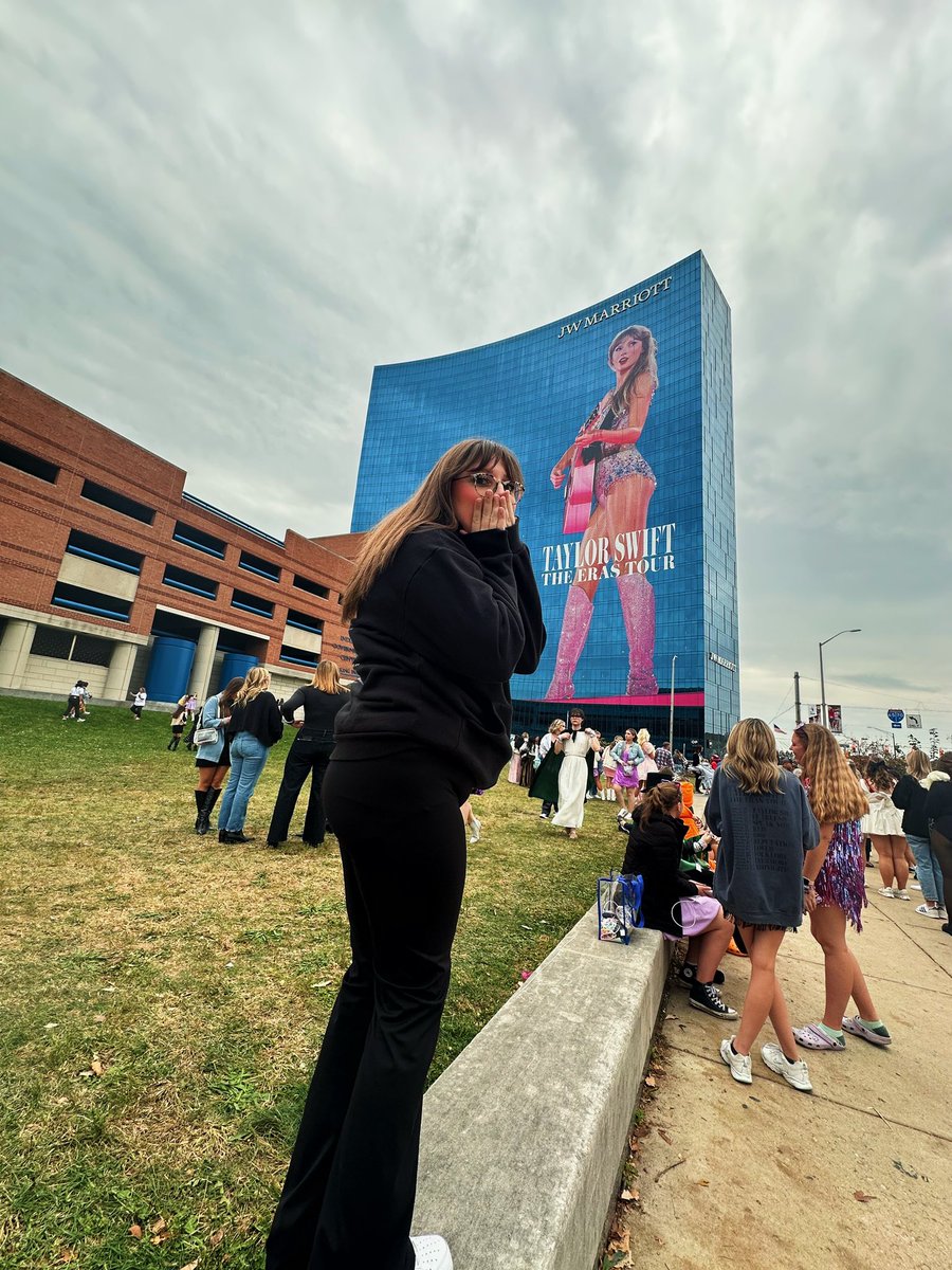 swiftiesips's tweet photo. @taylornation13 @taylorswift13 So thankful for everything you and tay do !!!! #TSTheErasTour https://t.co/EGoGbC68ne