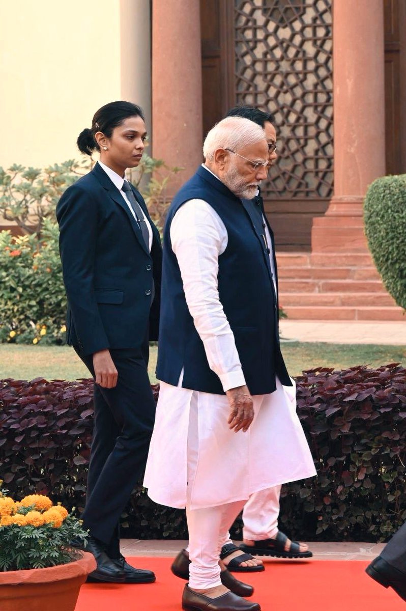 The true example of women empowerment 💯✨
#femaleSPG
इस तस्वीर में आप पहली बार प्रधानमंत्री जी के पीछे एक महिला SPG कमांडो को देख रहे होंगे,अब तक हमेशा ही पुरुष SPG कमांडोज़ देखे जाते थे  
 #bjpforwomenempowerment <a href="/BJP4Rajasthan/">BJP Rajasthan</a> <a href="/BhajanlalBjp/">Bhajanlal Sharma</a> 
<a href="/DrSatishPoonia/">Satish Poonia</a> <a href="/KumariDiya/">Diya Kumari</a>