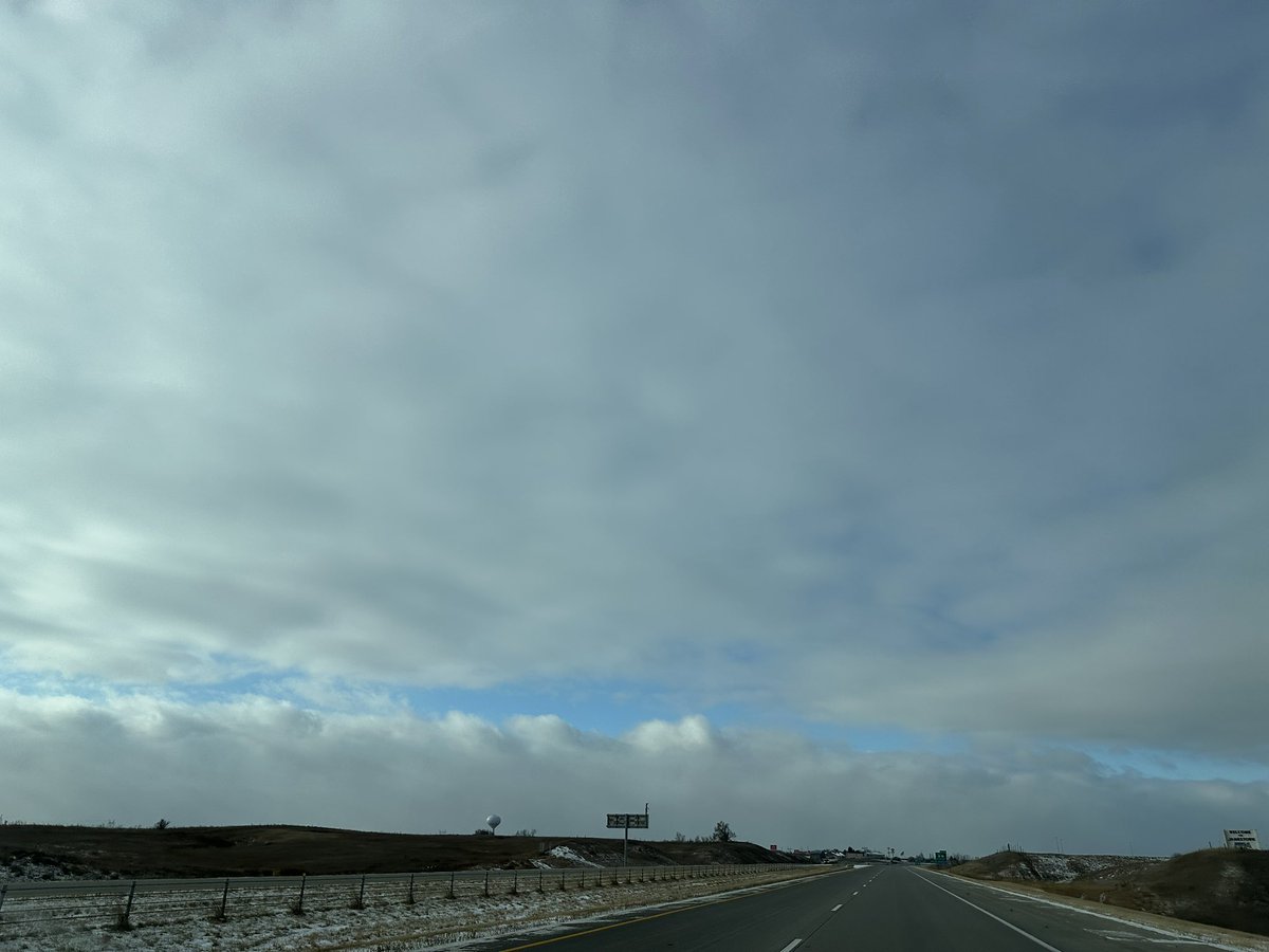 Snowbands near Jamestown. These aren’t on radar because the radar beam from Mayville is well above the clouds from this distance. Visibility not too great inside but roads are in good condition for traveling if you don’t mind the wind!! #NDwx