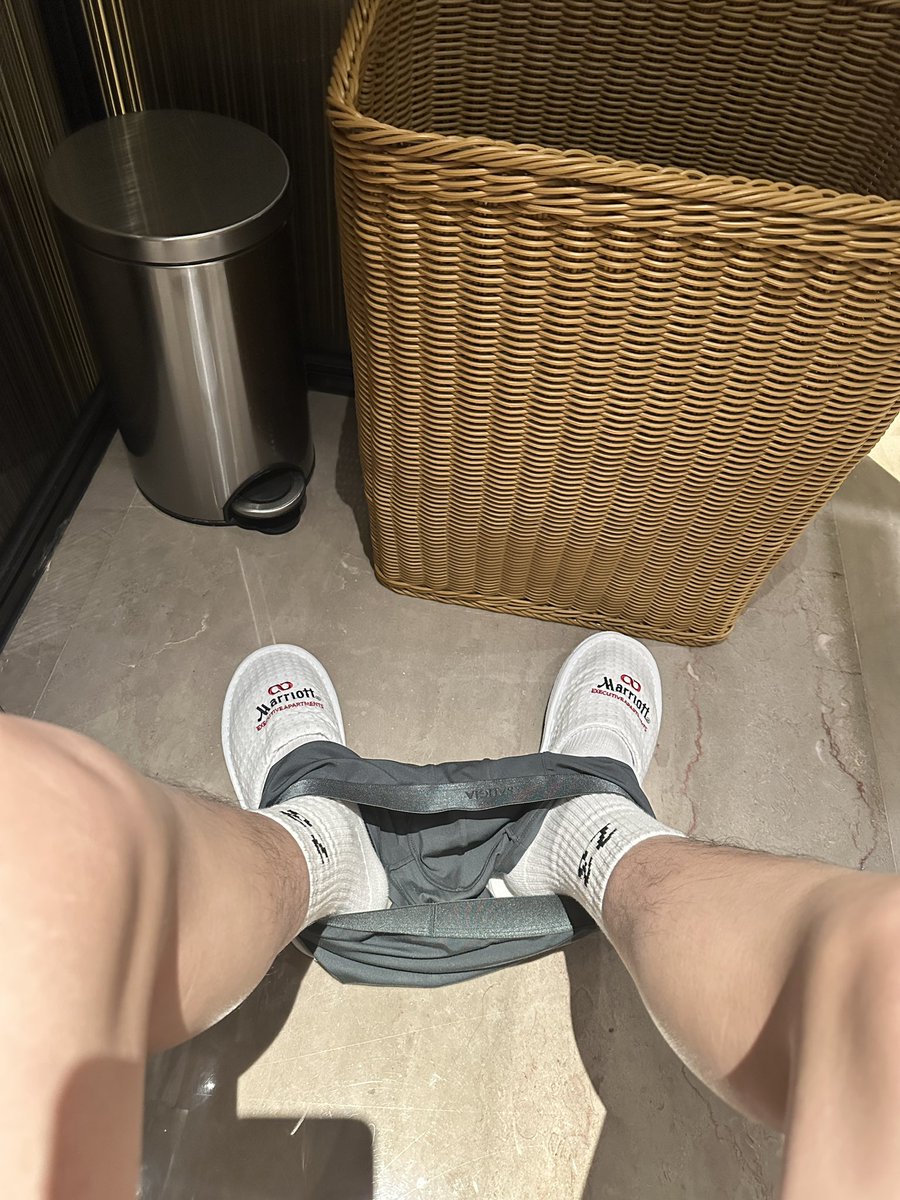 cloudsongs69's tweet photo. 想被舔了 https://t.co/Hp6yx0QtRu
