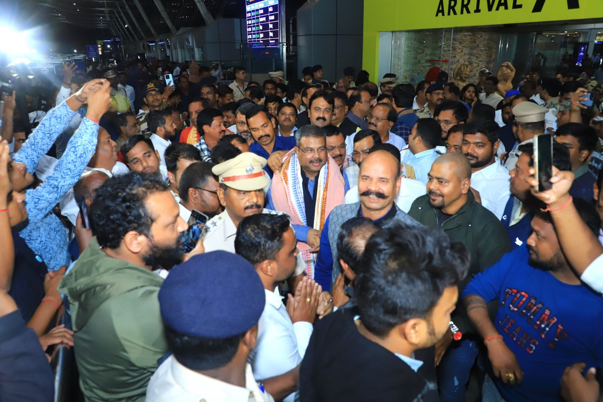 dpradhanbjp's tweet photo. Landed in Bhubaneswar today evening to take stock of preparations for PM Modi’s three-day visit to Odisha. The streets in Bhubaneswar are abuzz with excitement, celebrations and festive cheer ahead of PM Modi’s visit. 

People of Odisha have an unbreakable bond with Hon’ble PM @narendramodi. I along with 4.5 crore Odia Parivarjan of PM Modi ji eagerly await his arrival tomorrow and look forward to accord him a warm welcome.