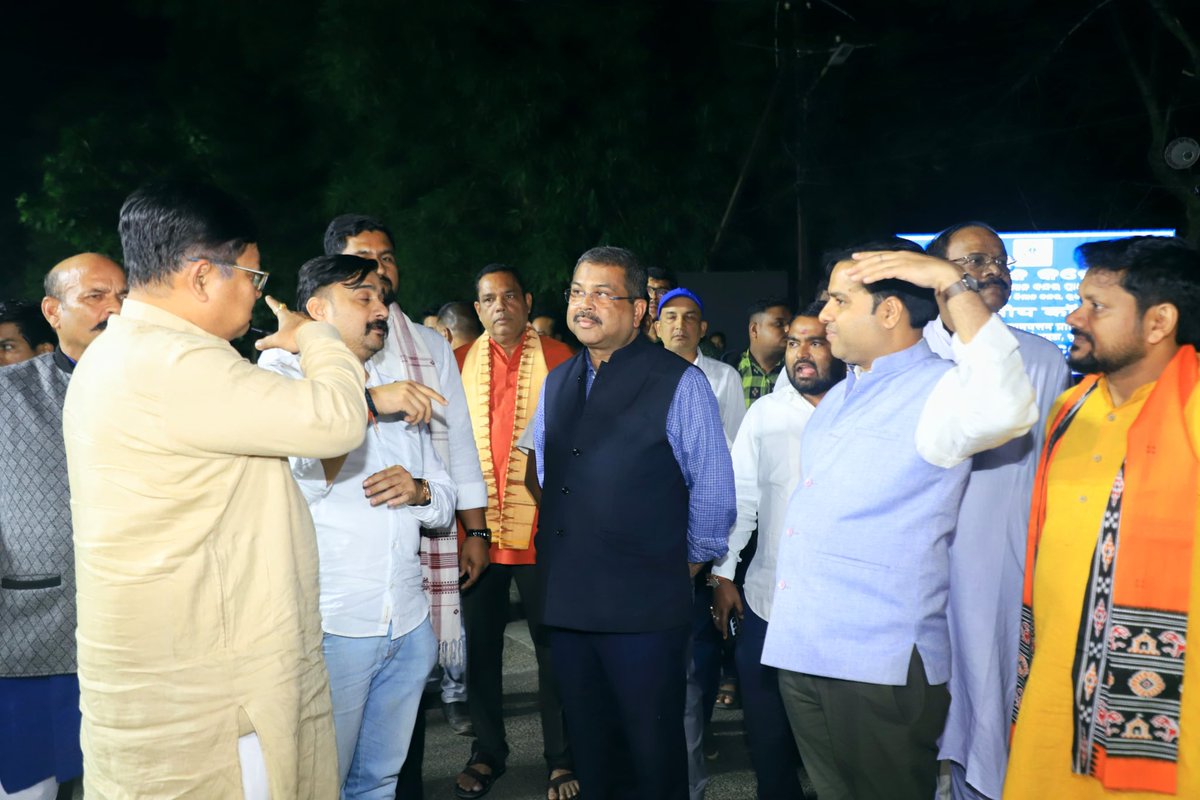 dpradhanbjp's tweet photo. Landed in Bhubaneswar today evening to take stock of preparations for PM Modi’s three-day visit to Odisha. The streets in Bhubaneswar are abuzz with excitement, celebrations and festive cheer ahead of PM Modi’s visit. 

People of Odisha have an unbreakable bond with Hon’ble PM @narendramodi. I along with 4.5 crore Odia Parivarjan of PM Modi ji eagerly await his arrival tomorrow and look forward to accord him a warm welcome.
