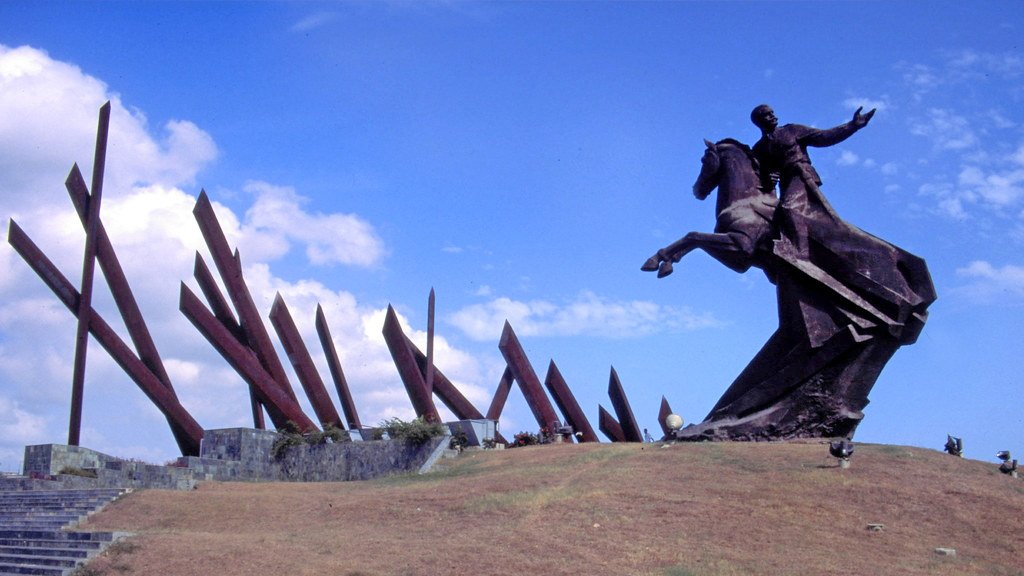 #Fidel:"La #Revolución, en gran parte de la región de Oriente donde mandaba #Maceo, se mantuvo fuerte, íntegra, limpia de discordias, de divisiones, de indisciplinas, de sediciones. Hay que decir que el papel de Maceo en aquellas circunstancias, fue decisivo". #TitánDeBronce