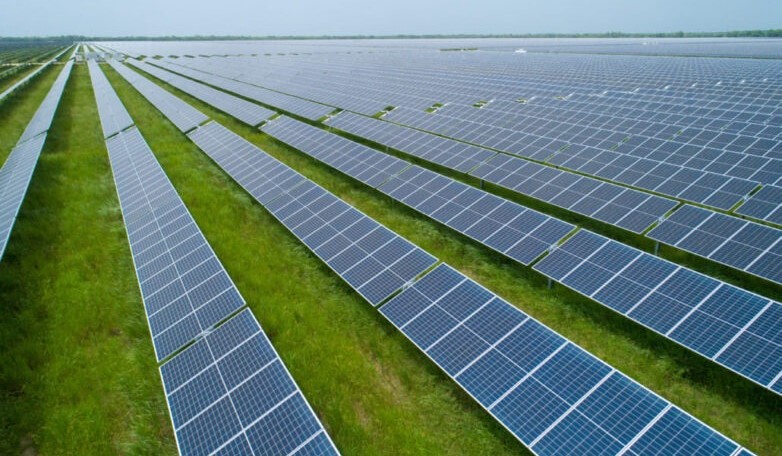 unlp's tweet photo. El parque solar de la #UNLP cada vez más cerca ☀️😎Se realizó la Audiencia Pública previa a la licitación del proyecto. Participaron representantes de distintas empresas del sector energético. Vamos rumbo al autoabastecimiento de energía eléctrica😀⚡️ https://t.co/VtmXUwkqMM https://t.co/OgieEDgIOL