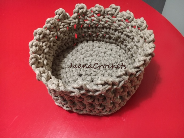 This crochet basket is one the Christmas presents I have been making 🤶.
Will show you all of them what I have made after Christmas.
#JaanaCrochets #JaanaVirkkaa #crochet #christmaspresents #crochetbasket #basket #crochetersoftheworld #virkkaus #joululahjat #virkattukori #kori