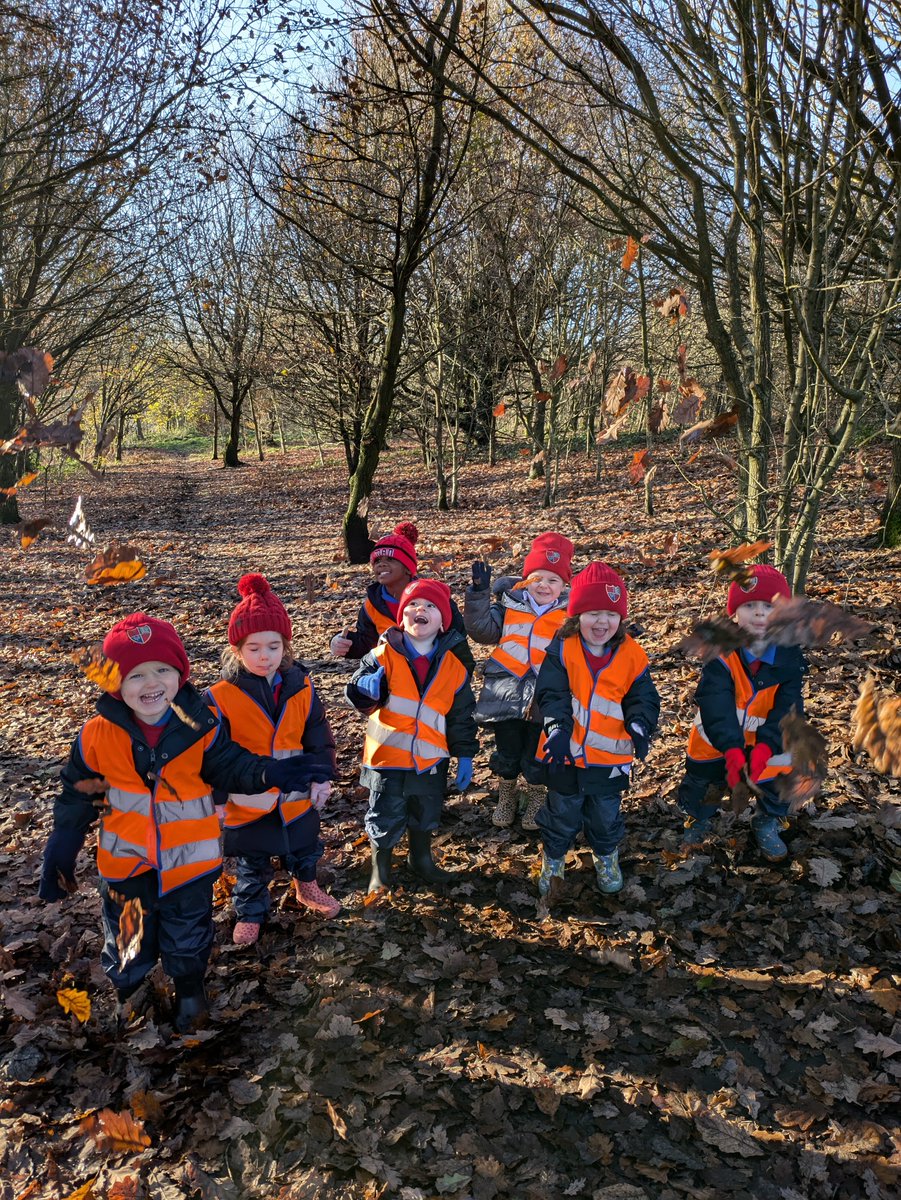 🍂☀️ Pre-school took full advantage of the beautiful sunshine yesterday and went for a fun walk in the woods. We are so lucky to have the woods on our doorstep! ☀️🍂