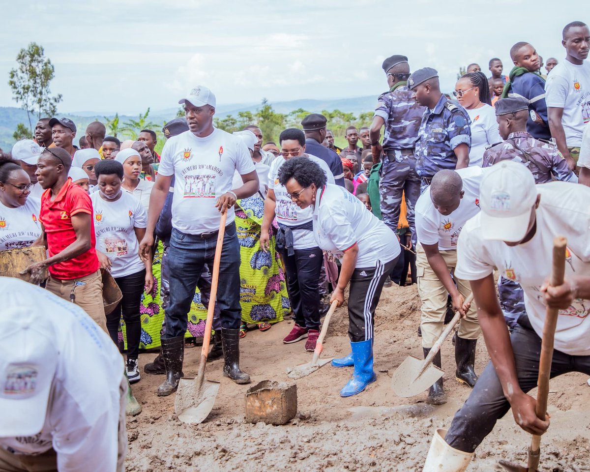 BwizaRadio's tweet photo. #CaravaneFlambeau2024 #Muyinga. Ibindi bikorwa urumuri rw'amahoro rwamurikiye ku mugoroba wo kuwa 27/11/2024, vyari ivyo gusasa isima mu kirasi c'ishure shingiro rya Muvyuko yo ku mutumba #Muvyuko zone #Gisozi komine yagutse ya #Busoni i #Buhumuza. @intwararumuri @GeneralNeva https://t.co/xg5hpoFrV5