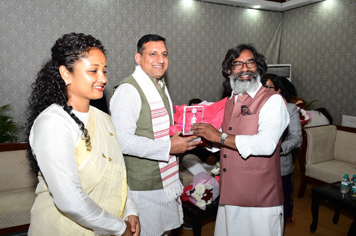 मेरे अनुज एवं बिहार के पूर्व उप-मुख्यमंत्री, युवा एवं तेज तर्रार श्री तेजस्वी यादव जी को एवं राजद के अन्य साथियों को आज शपथ ग्रहण समारोह में शामिल होने  के लिए आभार, जोहार।