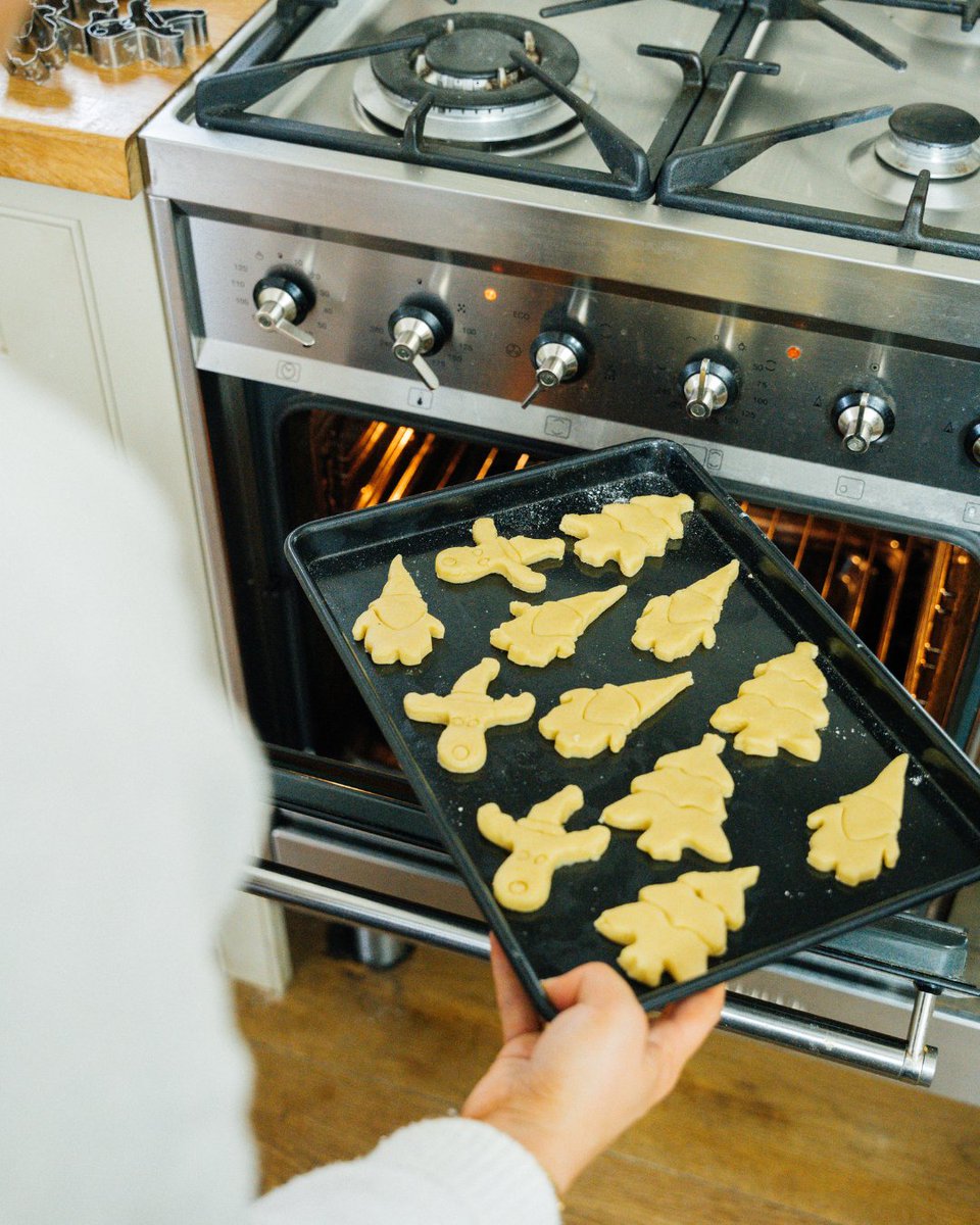 It’s Christmas cookie season! 🎄✨ This baking tray is a must-have for perfectly golden cookies. Whether you're making classic sugar cookies or gingerbread men, this tray has you covered for all your Christmas baking. 🍪 

#christmascookies #christmasbaking