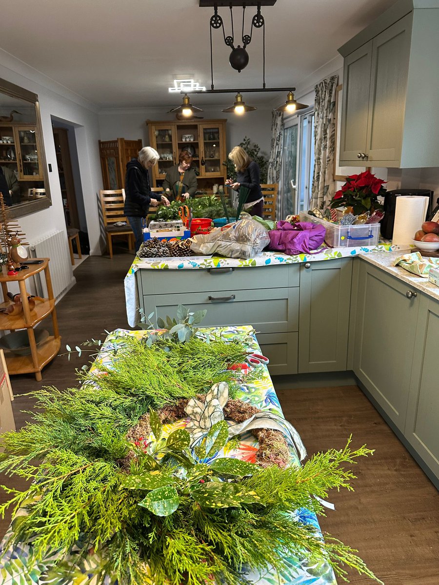 SueCurrie9's tweet photo. Wreath making ! https://t.co/vwDS0NU4fJ