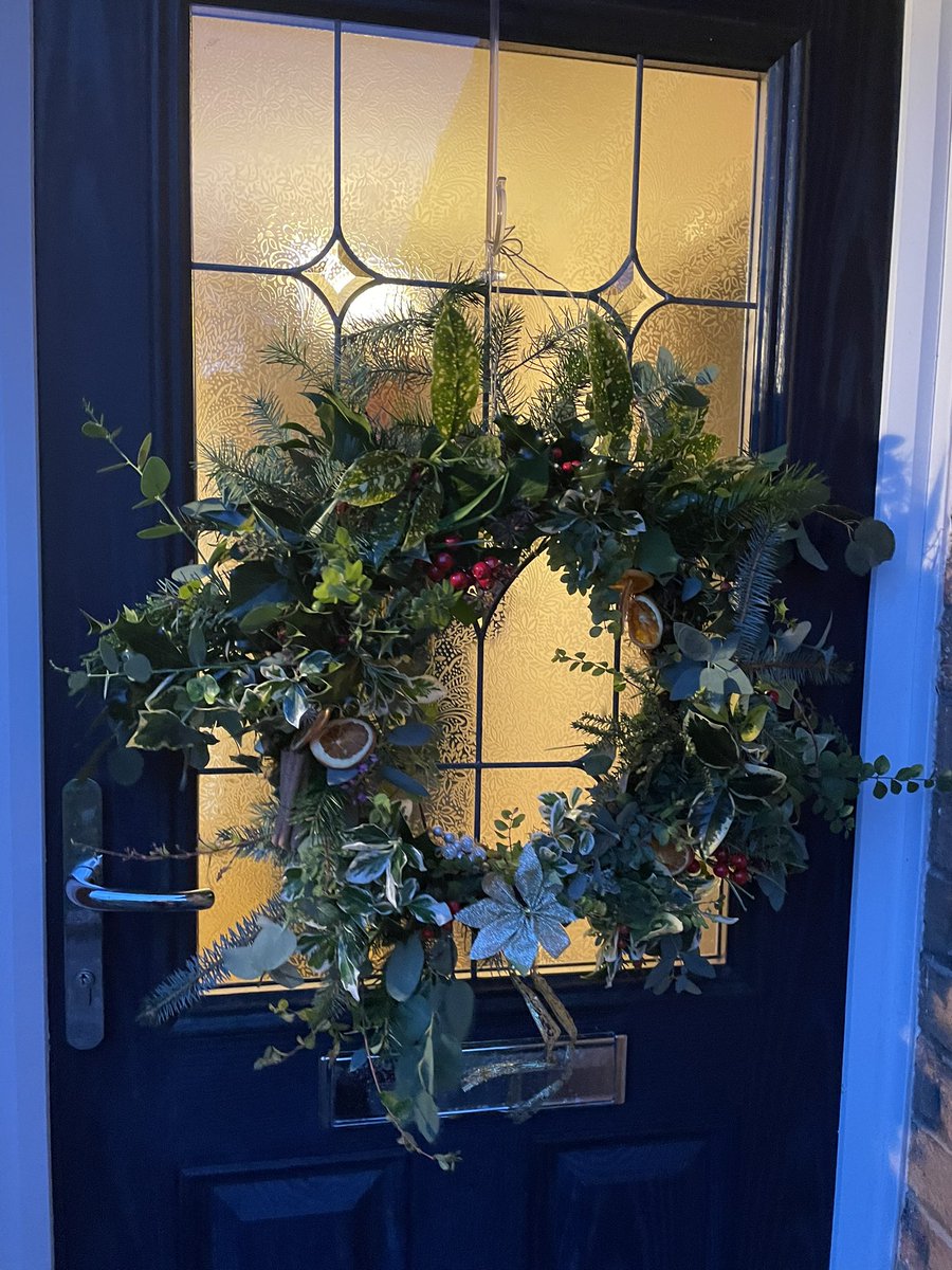 SueCurrie9's tweet photo. Wreath making ! https://t.co/vwDS0NU4fJ
