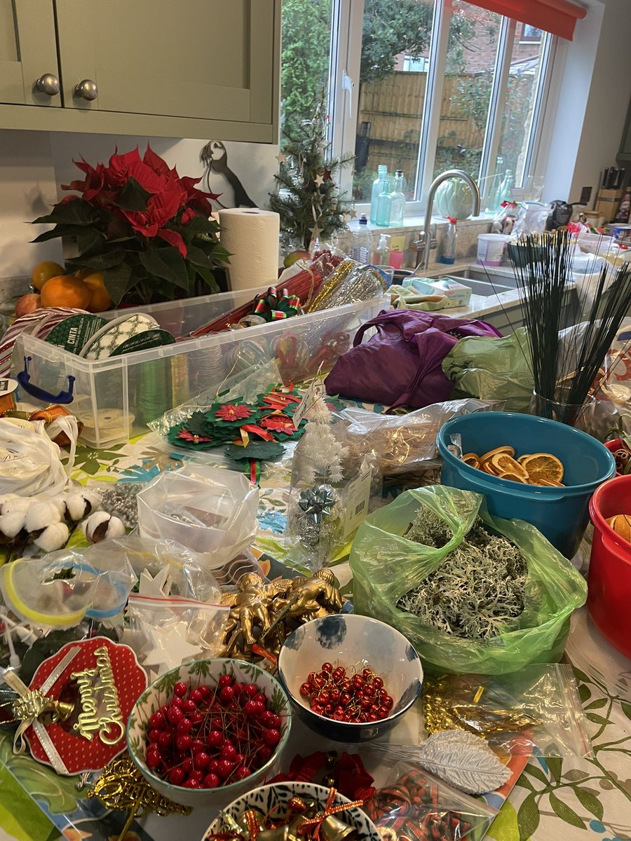 SueCurrie9's tweet photo. Wreath making ! https://t.co/vwDS0NU4fJ