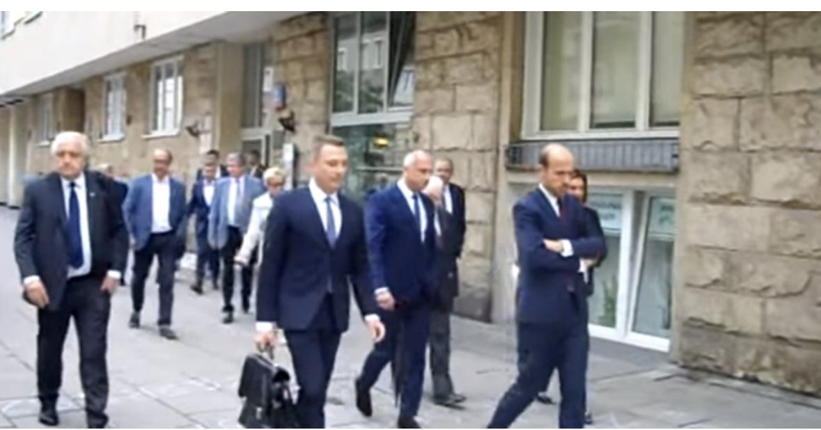 Joanna43506532's tweet photo. @GaciarekPiotr Widzisz #NeoSędzio wystarczy zacząć od ,,was,,#Kasto i będzie spoko ‼️#KastaWon ‼️
Albo jesteś ,,sedzią,,albo #PachołkiemKomuszym ‼️ https://t.co/e6Zu6UZS8S