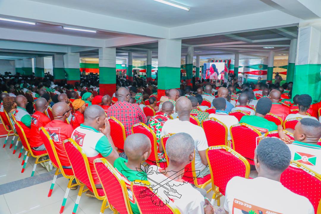 Mu gisabisho gisozera ukwezi catunganijwe n’Umugambwe <a href="/CnddFdd/">CNDD-FDD</a>, Nyenicubahiro <a href="/GeneralNeva/">SE Evariste Ndayishimiye</a> yibukije ashimitse ko indongozi zitegerezwa kuba Abungere beza kuko ata burongozi butava ku Mana. Yasavye Abarundi kuguma ku kivi, bime amatwi ba sesankuyoze, babumbatire amahoro n’ubumwe.