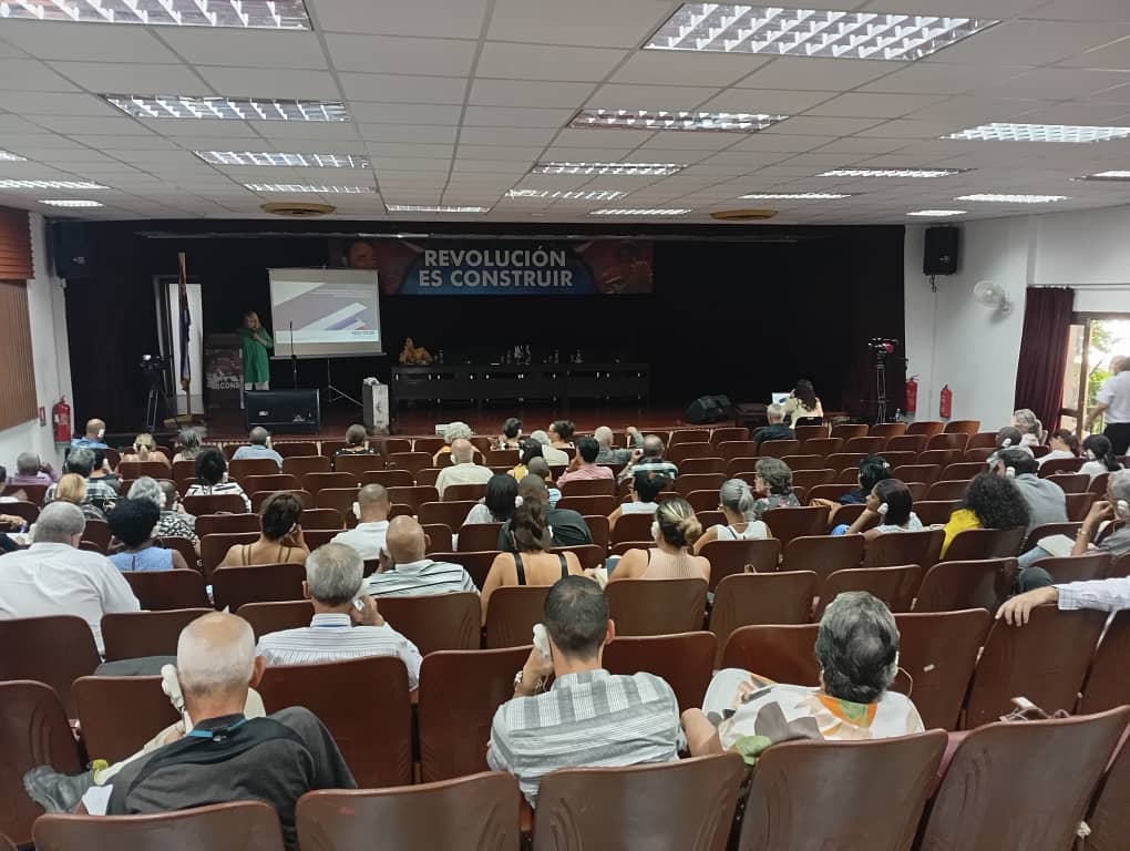 Como parte del 2 módulo de capacitación en el ámbito de la construcción, continúan las conferencias sobre el  conocimiento y técnica de  seguridad y protección en el trabajo, impartido por la Jefa de la Oficina de Proyectos de NOSTROY, Elena Vladimirovna.
#RevolucionEsConstruir