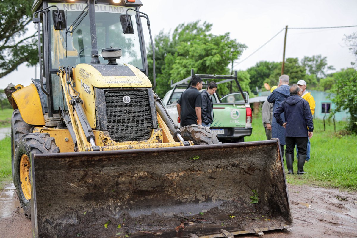 Hasta el momento se restituyó el 80% de la energía en la ciudad y siguen los trabajos para reconectar las zonas rurales. Desarrollo Social, Salud, Seguridad y Defensa Civil asisten a los vecinos, mientras Obras Públicas y Bomberos avanzan en el despeje de árboles caídos.