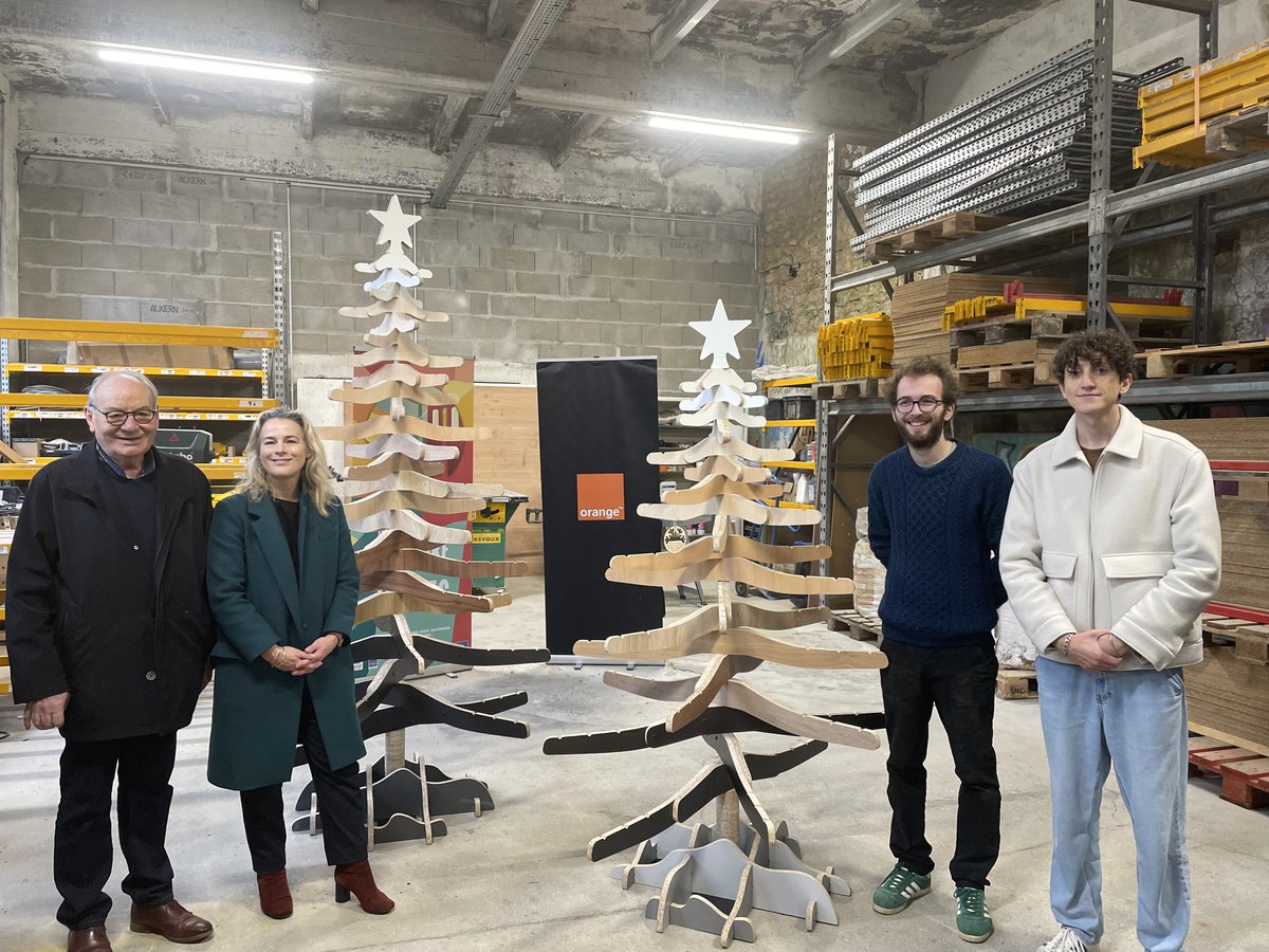 OrangeOccitanie's tweet photo. 🎄✨ Ho Ho Ho ! @Orange_France  s'associe au Fablab Solidaire Les Usines AY128 pour créer des sapins de #Noël durables et réutilisables ! Un pas vers un avenir plus responsable et innovant. Ensemble, faisons briller la magie des fêtes tout en préservant notre planète🌍🎁 #RSE https://t.co/J2llhMQQYB