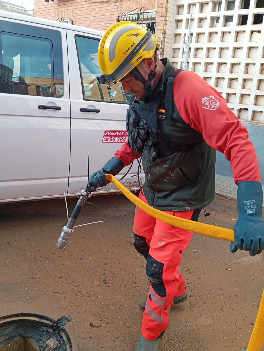 GVAbforestals's tweet photo. Els treballs en el clavegueram ens estan ocupant la major part dels serveis donada la seua importància en el procés de la recuperació i reconstrucció de les zones devastades per la riuada.

📷En esta seqüència d'imatges es pot veure una d'estes actuacions en el municipi de Catarroja.

👩‍🚒Unitat de La Font Roja