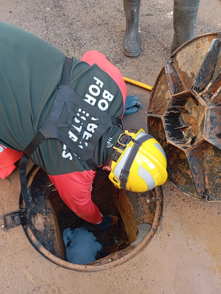 GVAbforestals's tweet photo. Els treballs en el clavegueram ens estan ocupant la major part dels serveis donada la seua importància en el procés de la recuperació i reconstrucció de les zones devastades per la riuada.

📷En esta seqüència d'imatges es pot veure una d'estes actuacions en el municipi de Catarroja.

👩‍🚒Unitat de La Font Roja