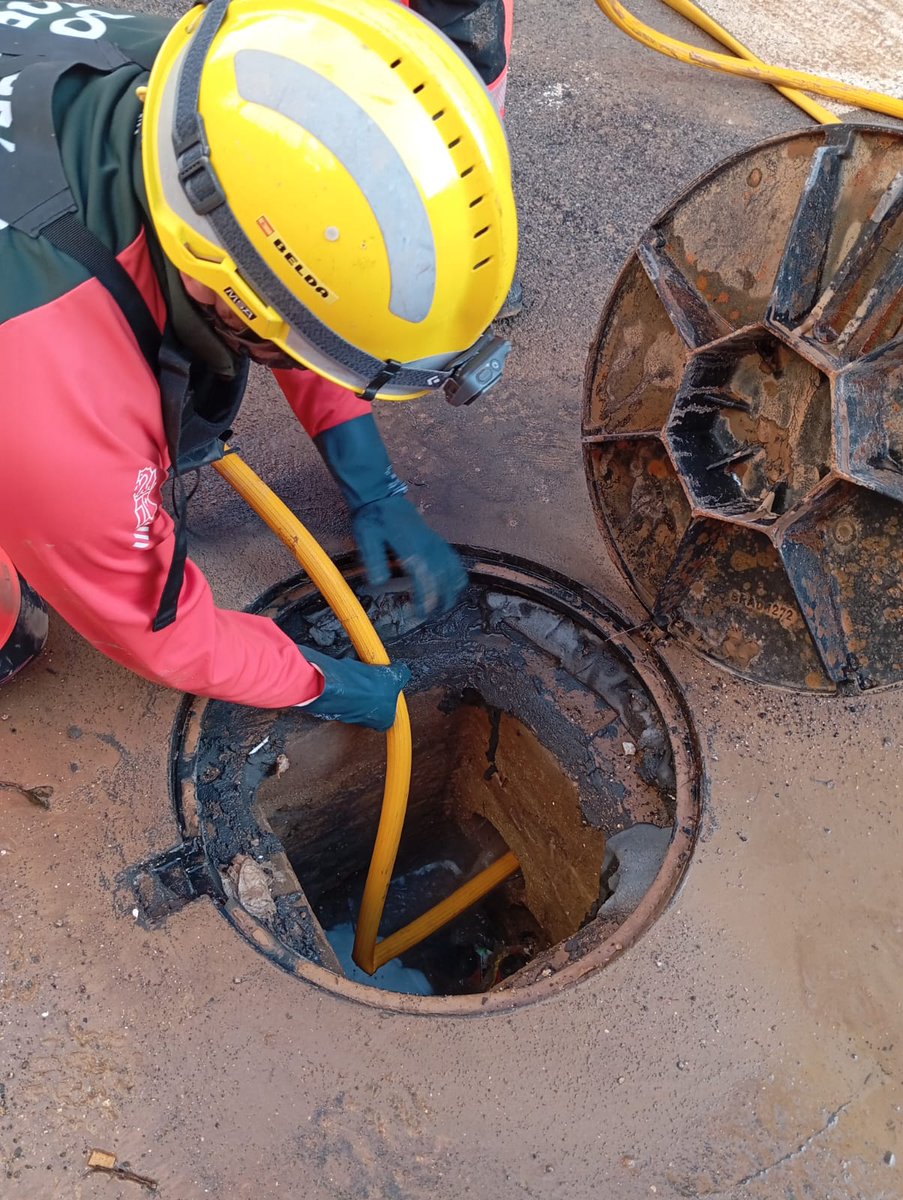 GVAbforestals's tweet photo. Els treballs en el clavegueram ens estan ocupant la major part dels serveis donada la seua importància en el procés de la recuperació i reconstrucció de les zones devastades per la riuada.

📷En esta seqüència d'imatges es pot veure una d'estes actuacions en el municipi de Catarroja.

👩‍🚒Unitat de La Font Roja