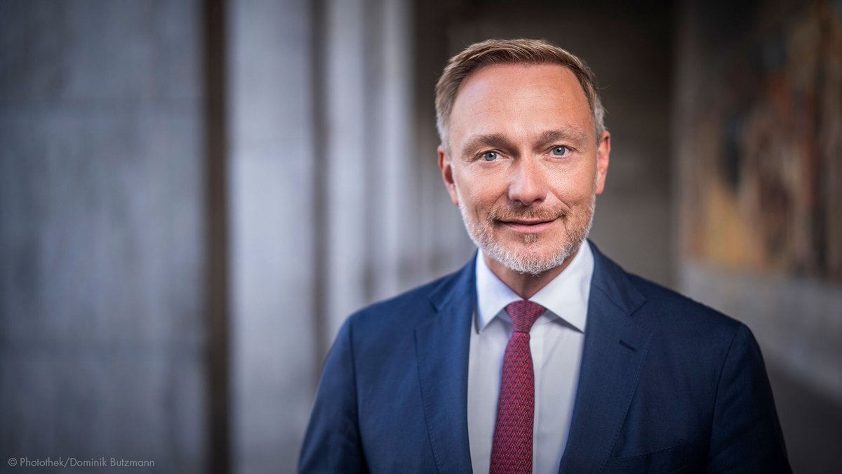 elhotzo's tweet photo. > hasst seinen Chef 
> drei Jahre lang Arbeitszeitbetrug
> pausenlos über Kollegen gelästert
> erfolglos Umsturz geplant 
> bei Kritik schnell beleidigt 
> allen denken er kennt sich mit Digitalisierung aus 

ist Christian Lindner einer von uns? https://t.co/51CP0MkN3g