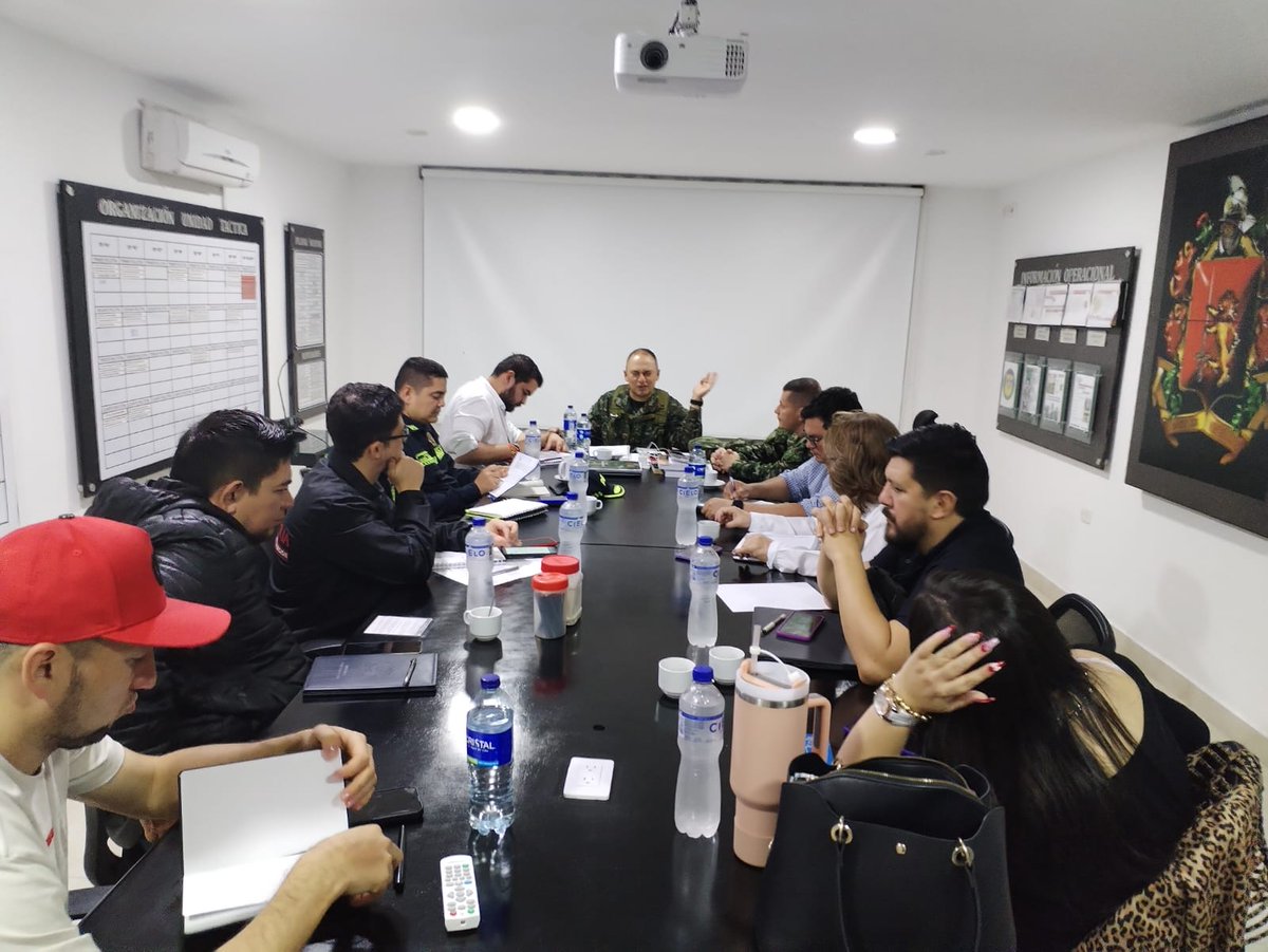 Ejercito_Div5's tweet photo. #SiempreFirmes | Con el objetivo de establecer estrategias de seguridad para el sur del departamento del #Huila, el Cdte. de la #NovenaBrigada, convocó un consejo extraordinario de seguridad en el municipio de Pitalito, propendiendo por la tranquilidad de esta región. https://t.co/QIGKWvemeJ