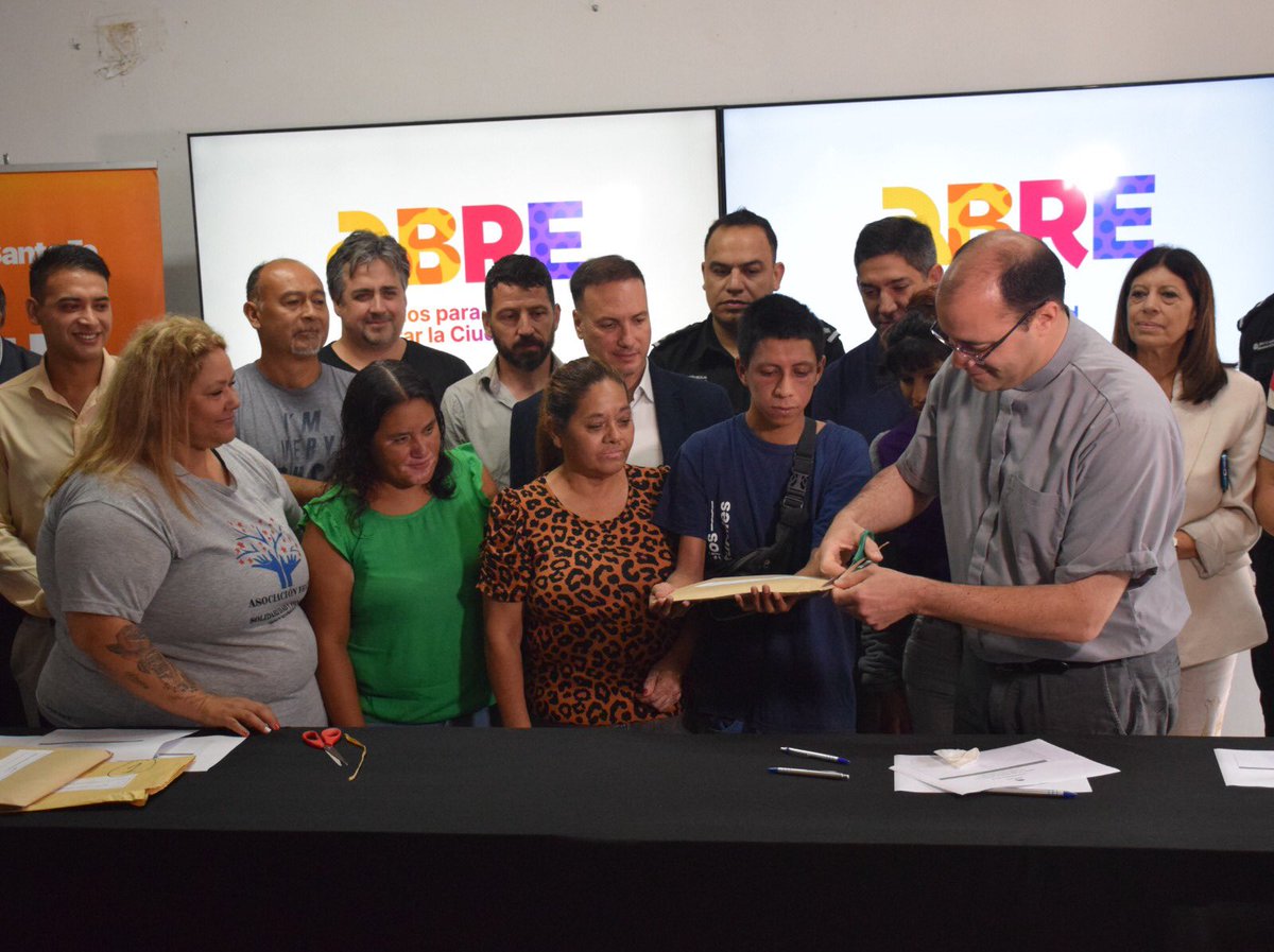 suarezcarlitos's tweet photo. #SantaFe En el marco del #PlanAbre, el Gobierno provincial invierte $ 1.900 millones para barrio San Lorenzo https://t.co/RW41cKmKBH