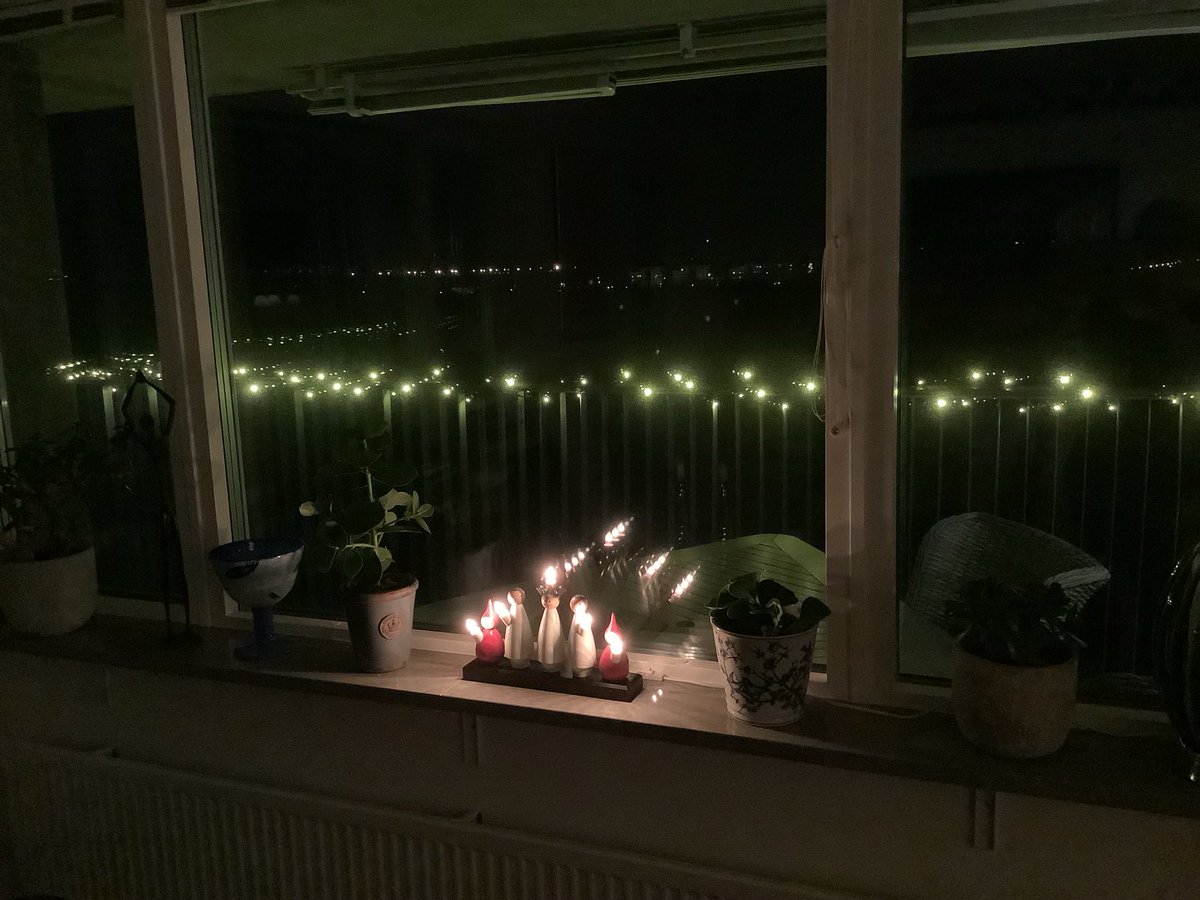 Så här ser det ut i många hem just nu🙏🏻läser att i Ukraina är 1 miljon människor utan ström, förutom kontinuerliga anfall, och det är 0 gradig ute😢😢😢tankarna går till alla människor  💙💛