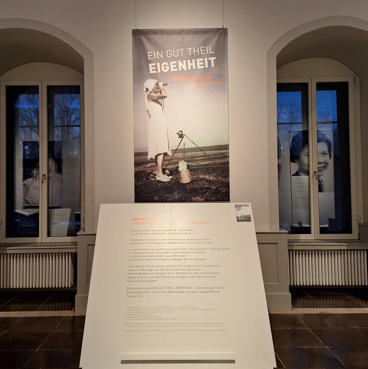 DrMFranceschini's tweet photo. Ein großartiger #Exkursionstag in Stuttgart mit #Studierenden @UniFreiburg. Wir haben die #Ausstellung „Ein gut Theil Eigenheit - #Lebenswege früher #Archäologinnen“ und die Sammlungen des Landesmuseums Württemberg angeschaut. Vielen Dank, Astrid Fendt, für die Gastfreundschaft! https://t.co/lVCazScFCA