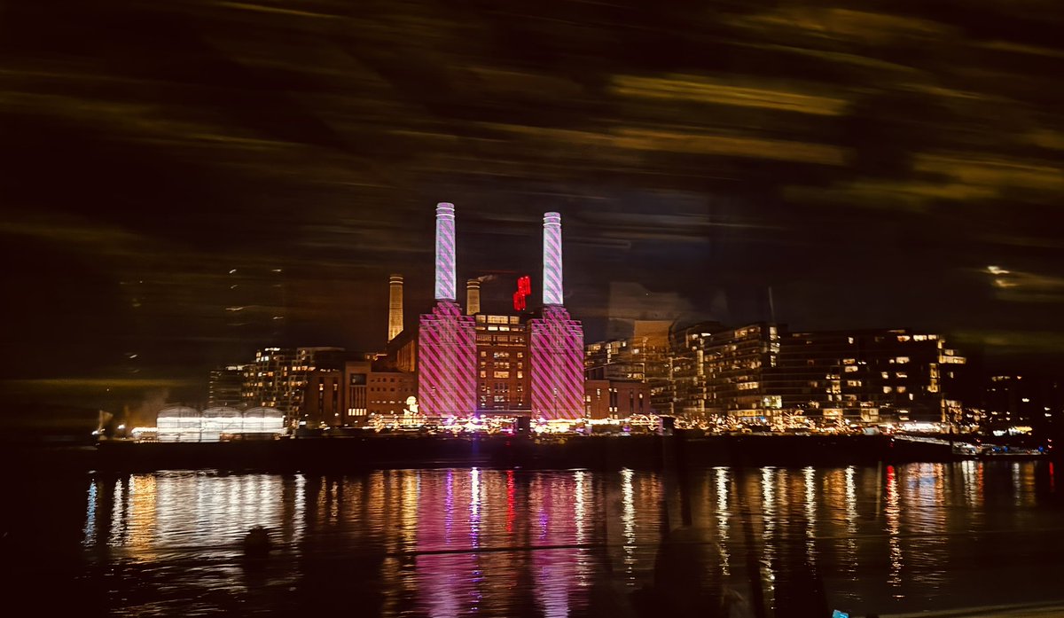 Heading home from a fantastic day in London. Our Y11, 12 &amp; 13 artists have been superstars 🤩 #maximisingpotential <a href="/CaerleonComp/">Caerleon Comp</a>