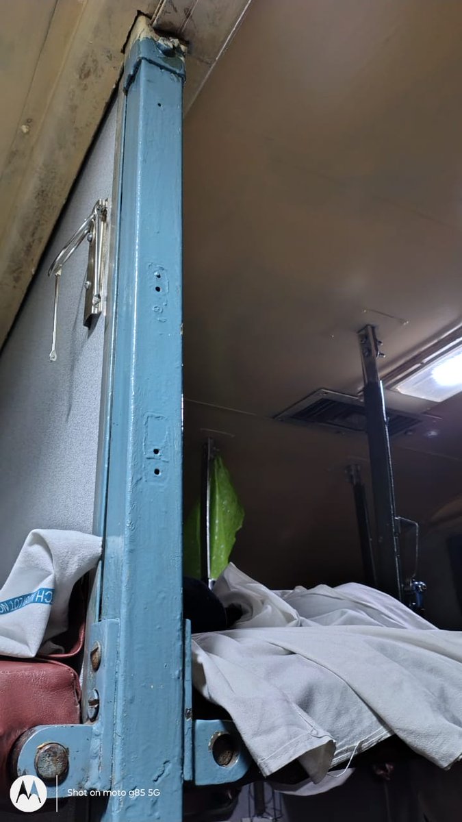 imHarishMahto's tweet photo. Respected @RailwaySeva @RailMadad @ECRlyHJP @RailMinIndia I have been allotted an upper berth under PNR 6444906081, but the climbing handle is missing, making it difficult for me to access the berth. I kindly request you to arrange an alternative berth at the earliest.
Thank you https://t.co/A3QMJMrr3q