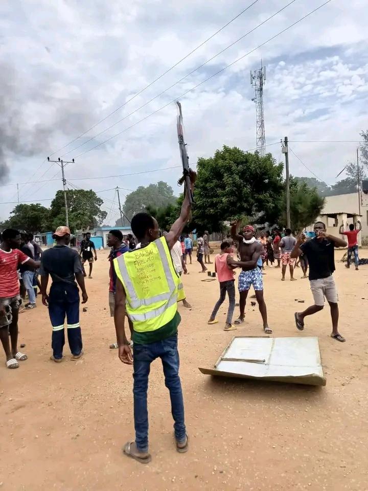 dersilio's tweet image. REVOLUÇÃO MOÇAMBICANA 24 

#FORAFRELIMO
@daniel_chapo24 diga o @fnyusi que #EstePaisEhNosso, e que você assim não quer, GOVERNAR CONTRA A VONTADE POPULAR.

#MozambiqueElections 
#MozambiqueProtest 

#ProjetoMocambique50AnosEm5
#MentesResilientes
#MudamosTudoO