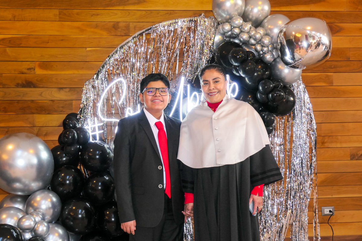Cuando nací, en mi pueblo no había energía eléctrica. Los colores los encendía el sol y los apagaba la noche. Pero un día algo extraordinario sucedió: unos misioneros llegaron y proyectaron imágenes en una sábana blanca. No entendí cómo funcionaba, pero ese momento cambió mi