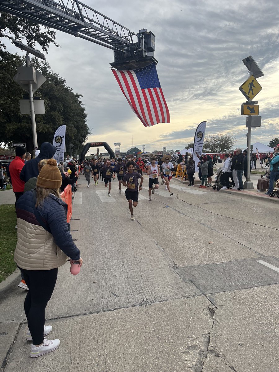 DentonFireDept's tweet photo. Happy Thanksgiving! 
Truck 1 raised the flag for the @dentonarearc  Turkey Trot this morning. Hope you have a safe day (and don’t have to make a house call!!! 😂)
@cityofdentontx https://t.co/EhKSzZjriJ