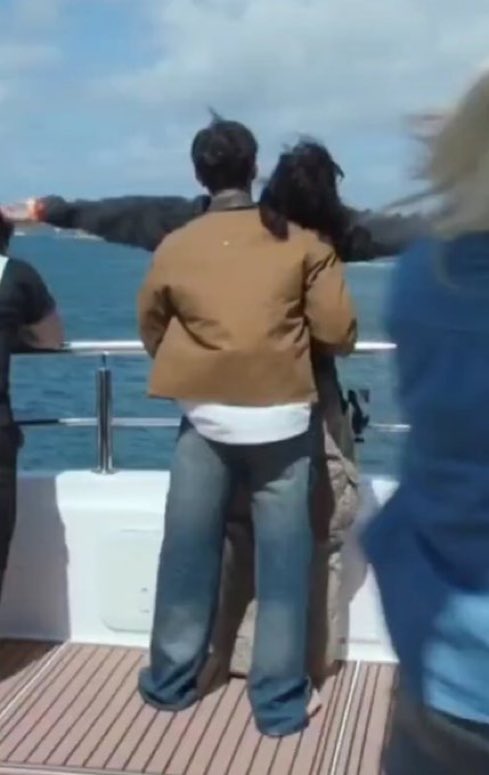 chxrry_r3d's tweet photo. HIS HEAD IS RESTING AGAINST CHVNS SHOULDER. HEAS HEAD. IS LEANING. AGAINST.
CHVNS. FUCKING. SHOULDER. HES LEANING AGAINST CHVN WITH HIS FULL WEIGHT https://t.co/LPHEslQJF8