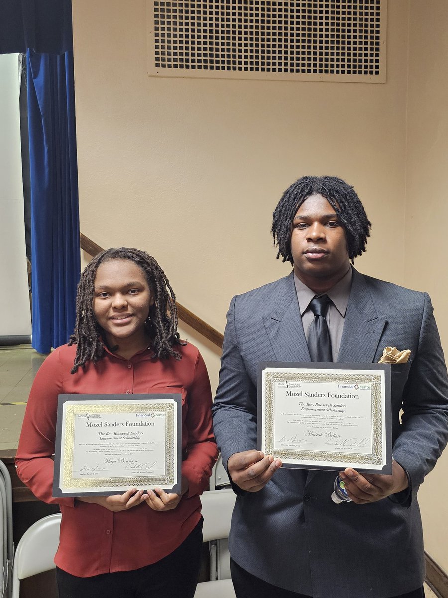 GeorgiaBranson's tweet photo. We are thankful this Thanksgiving for Maya Branson receiving the Reverend Roosevelt Sanders Empowerment Scholarship. God willing, this will be the first of many🙏🏽
#studentathletesuccess #brainsandbeauty #volunteersmakeadifference
@LCHSBears @LavonnyaMickens @LCHSAthletics https://t.co/p4nzCLYlDW