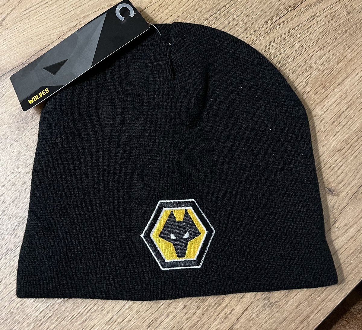 Gisteren bij <a href="/MysteryUnitedEU/">Mystery United ⚫🟠</a> een beanie besteld en vandaag al in huis. 
Mijn zoon heeft de aanwinst van <a href="/Wolves/">Wolves</a> (Wolverhampton Wanderers FC) inmiddels in beslag genomen 🥴
Straks denk ik maar een nieuwe bestellen 😅 #mysteryunited #beanie #wolves #football #PremierLeague