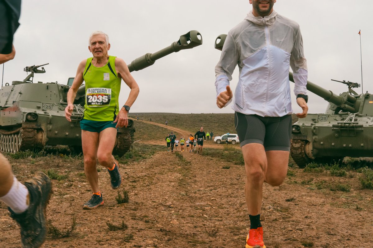 carreradelebro's tweet image. 🔥 16 ediciones de historia y superación 
Desde su primera edición en 2006, la Carrera del Ebro ha sido mucho más que un evento deportivo. Es una prueba que ha unido a militares y civiles en un desafío único, recorriendo el mítico campo de maniobras de San Gregorio.