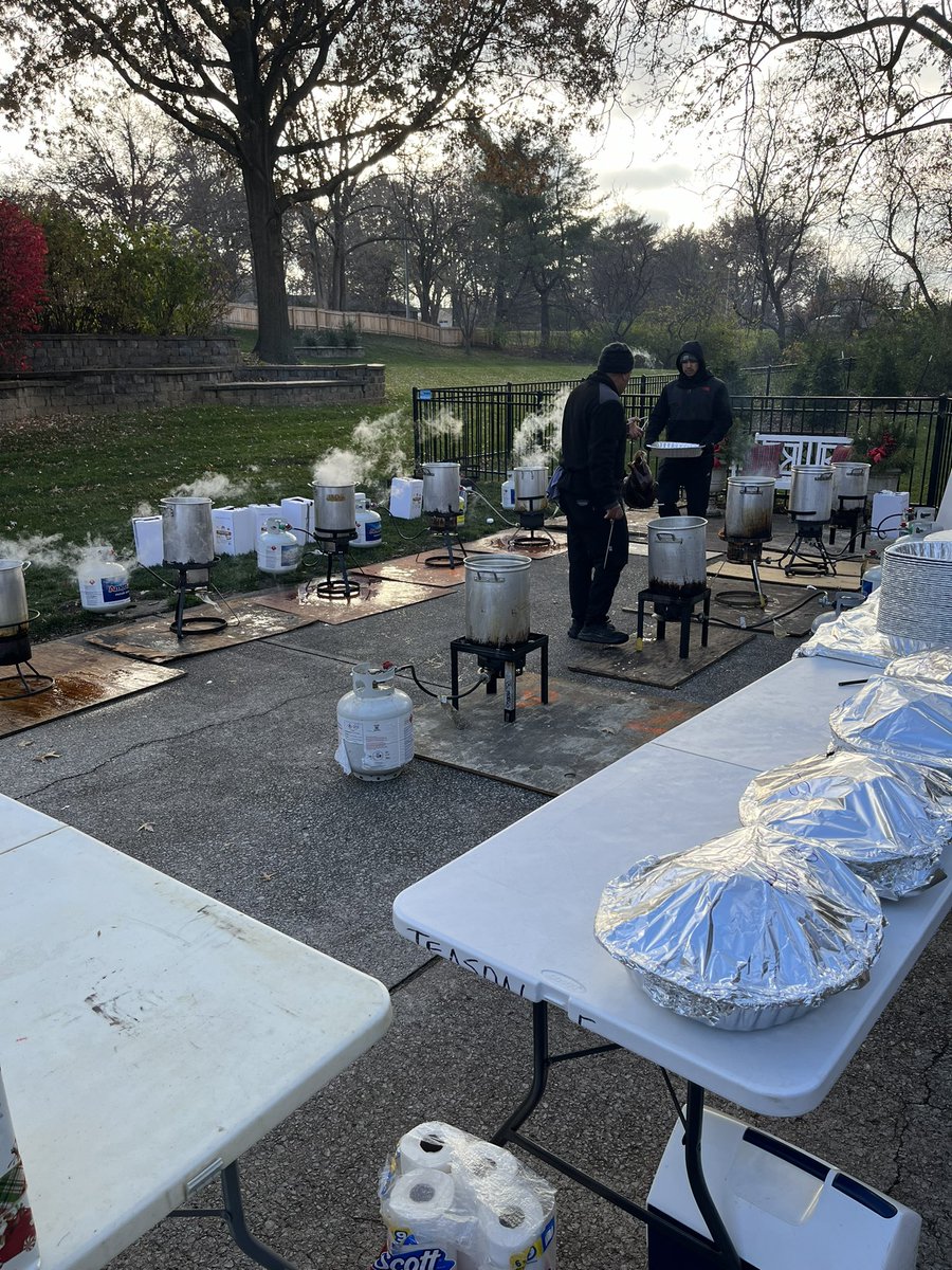BubbasPark22's tweet photo. @barstoolWSD Fried Turkeys everywhere https://t.co/4gZTnINJk6