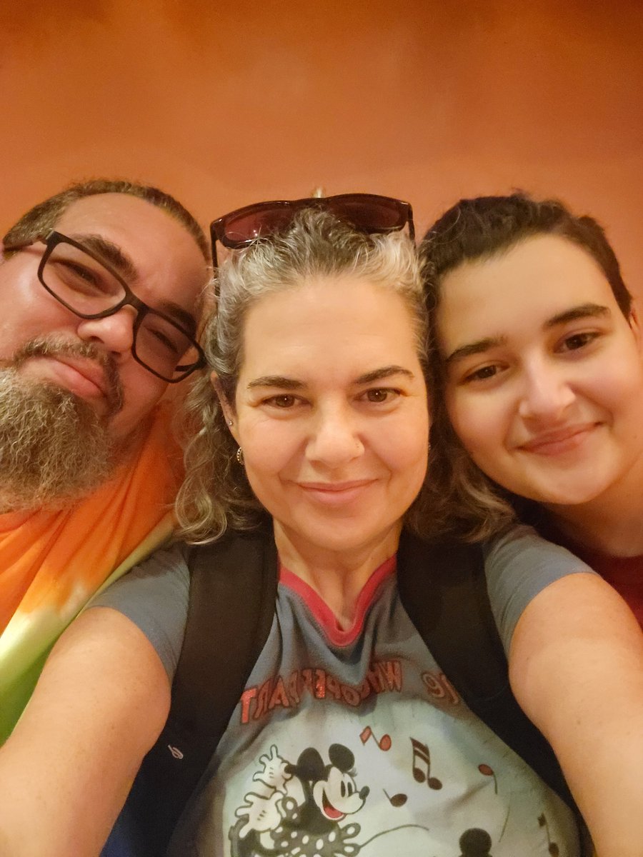 Happy Thanksgiving! Wishing you all a wonderful day filled with amazing food, love, and laughter! Enjoy every moment with your family and friends this Thanksgiving! #Thanksgiving #family