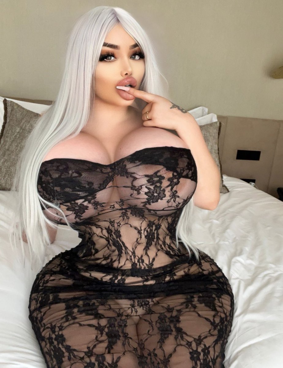 Who wants a fucking kisses from this brainless bimbo??