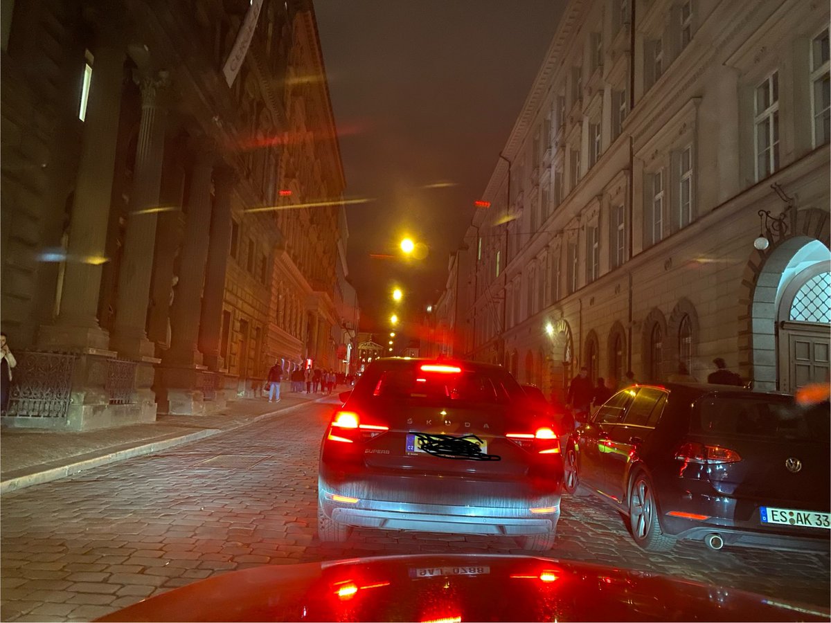 IPetrycka's tweet photo. A zase jsem se dostala do pasti 🤯 strávíte cc hodinu v ulici Politických vězňů, než se dostanete na Wilsonovou.  Nemáte šanci se otočit nebo jet jinam. https://t.co/cwHiemM6SQ