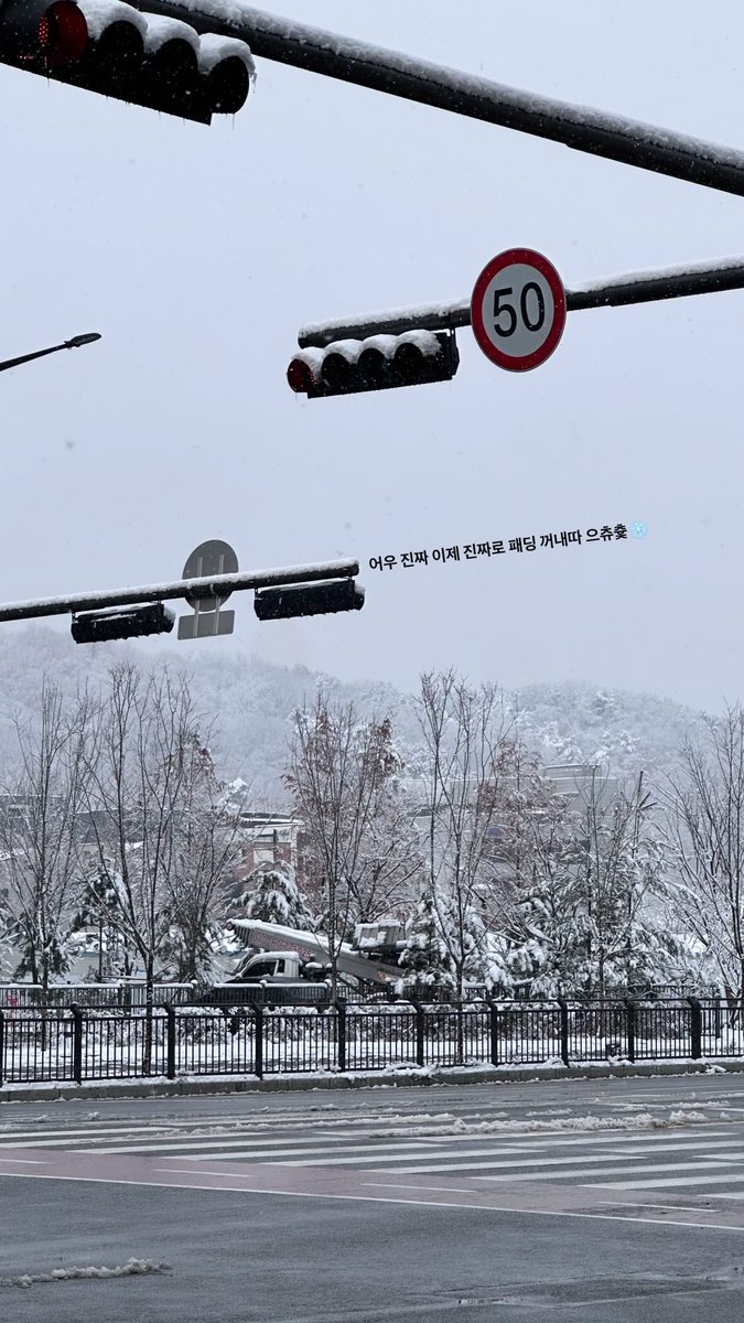 [📸 · 28.11.24] Chaejeong via stories do Instagram (chaerishxx):

"Oh, meu Deus, eu realmente terei que colocar minha jaqueta ❄️"

#ALICE #앨리스 #CHAEJEONG #채정 <a href="/IOK_ALICE/">앨리스 (ALICE)</a>