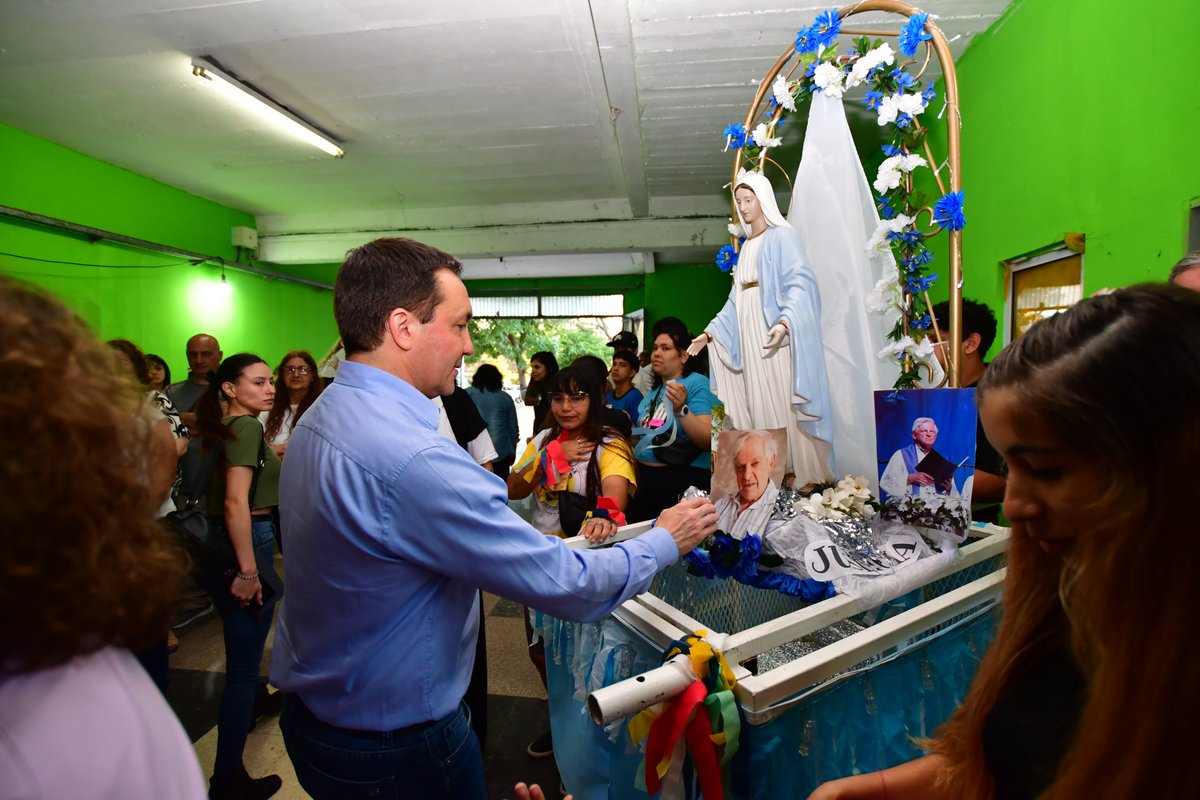 Andreswatsonok's tweet photo. Participé de la Misa por el Día de la Medalla Milagrosa, una jornada cargada de espiritualidad y esperanza. En este marco tan especial, acompañamos la colocación de las cenizas del querido Padre Miguel en la Parroquia. https://t.co/lBG1lPOUuk