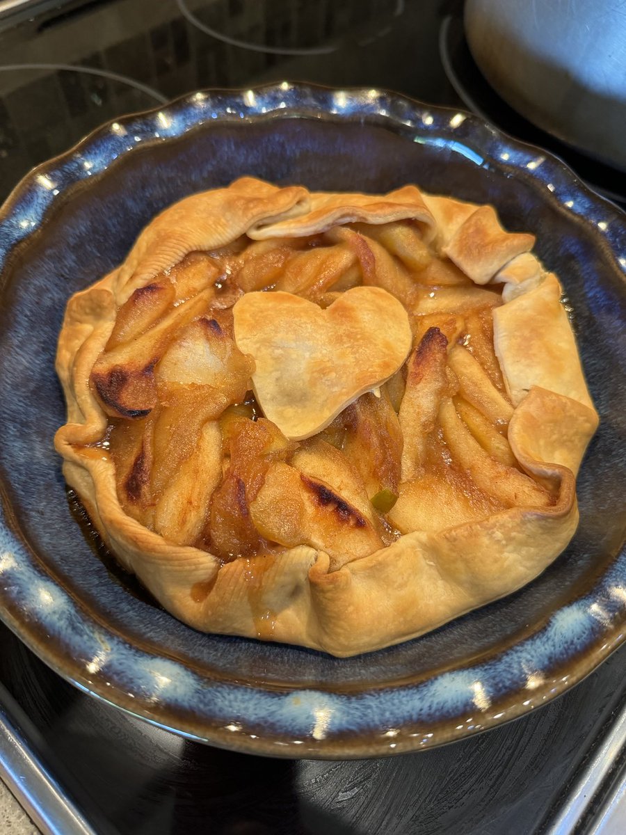 BeatConstraints's tweet photo. My open face #thanksgiving apple #pie is a result of accidentally breaking the second crust - still looks good and will taste yummy I’m sure! https://t.co/8wckaXjMkl