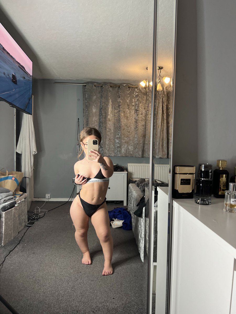chantale694390's tweet photo. Rt et like je choisi une personne pour lui envoyer une vidéo ou je suce comme une pettase 🥺💕 https://t.co/j9FM21T0uf