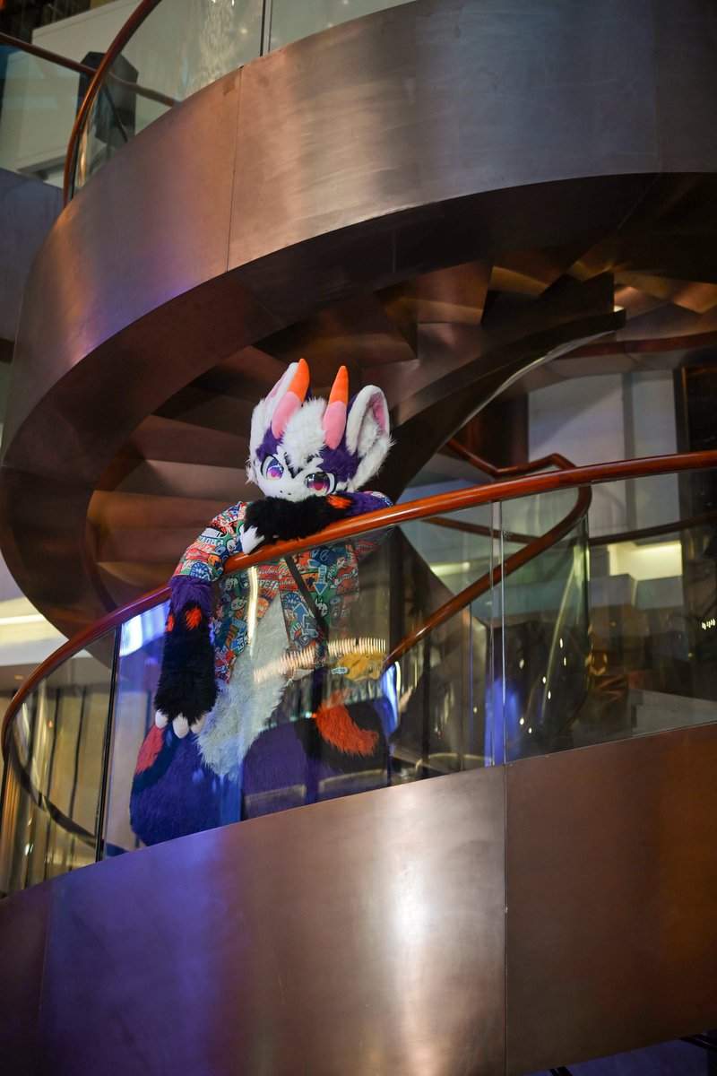 #FursuitsEveryday 哲学上说，事物都是螺旋式上升的。人生就像这螺旋阶梯，即使迷茫无措，也会一直向上，请不要气馁……！