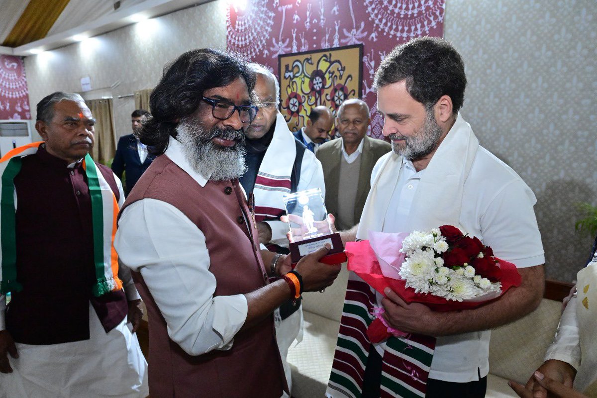 देश के भविष्य एवं लोकसभा में नेता प्रतिपक्ष श्री .<a href="/RahulGandhi/">Rahul Gandhi</a> जी का आज के शपथ ग्रहण समारोह में आने के लिए आभार, जोहार।